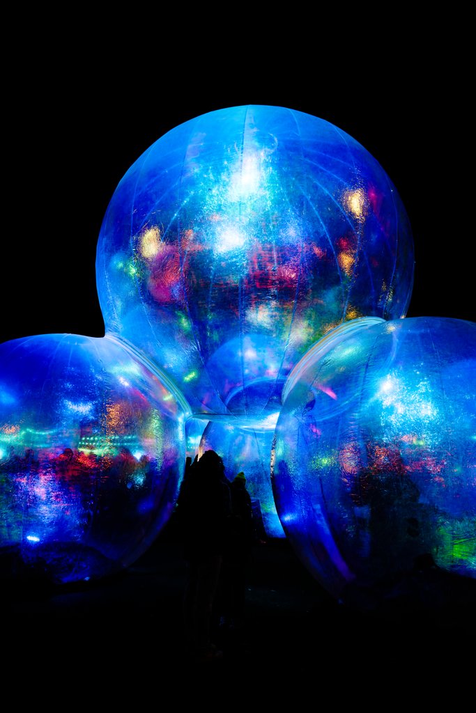Les sphères lumineuses installées Place Bellecour.
